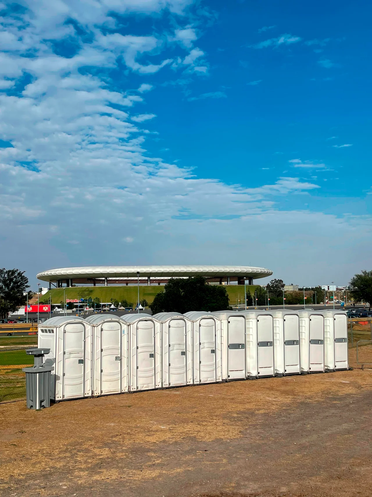 Baño portátil flush con sistema de descarga para eventos — Luvory