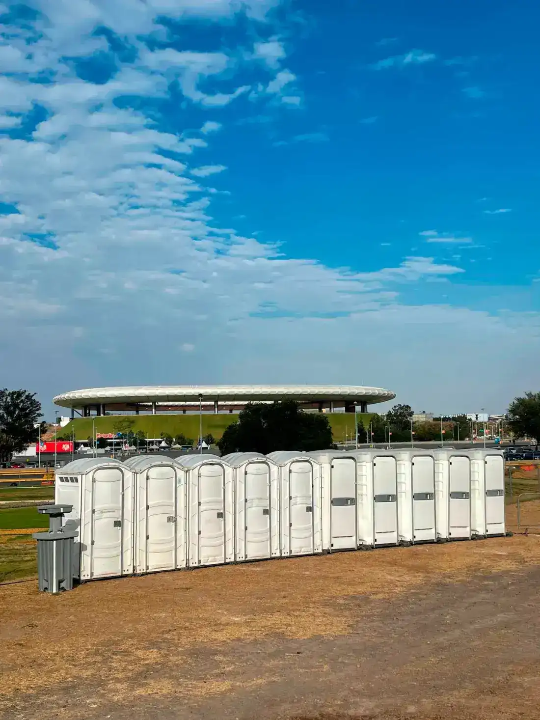 Baño portátil flush con sistema de descarga para eventos — Luvory