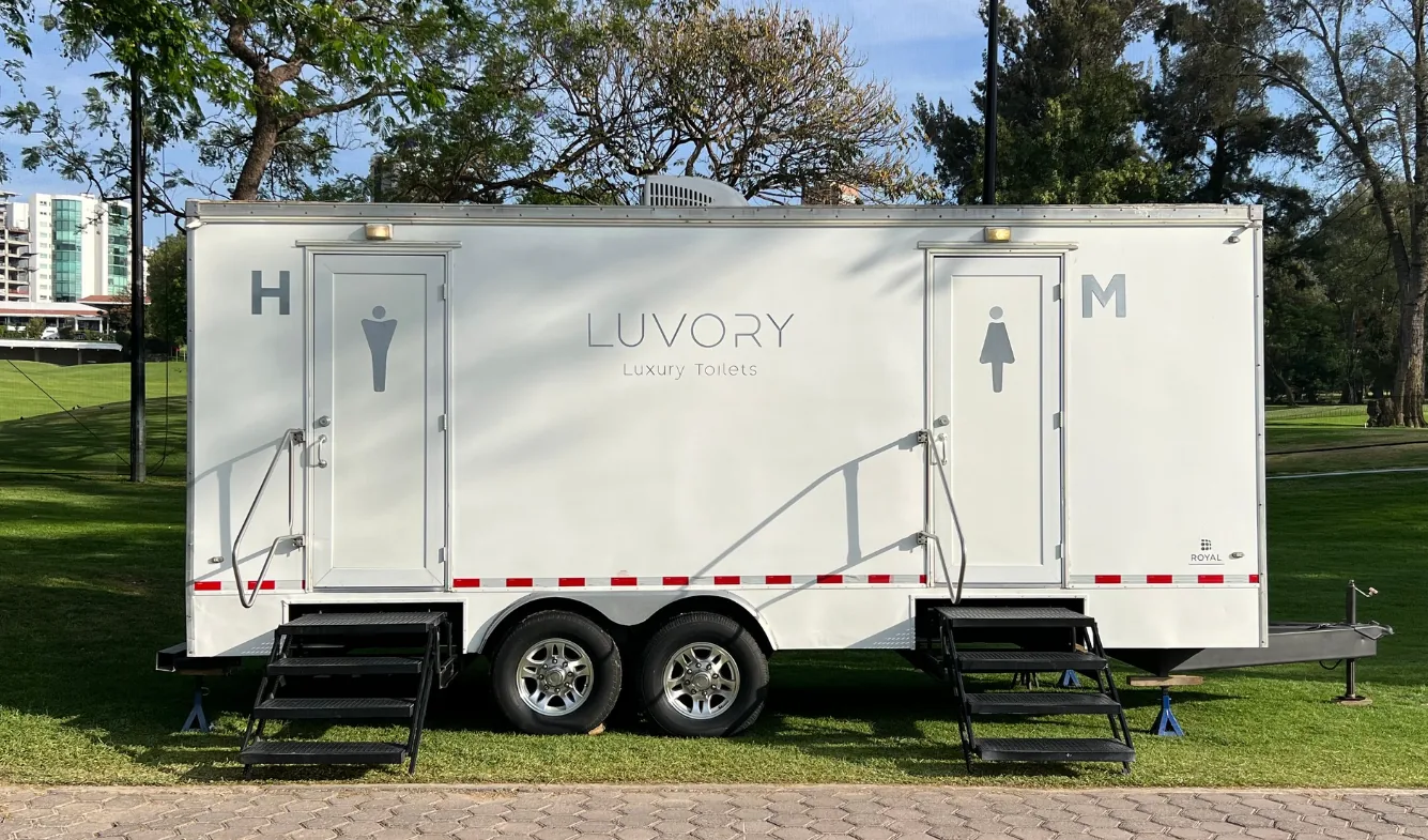 Remolque de baños premium con múltiples unidades para festival — Luvory